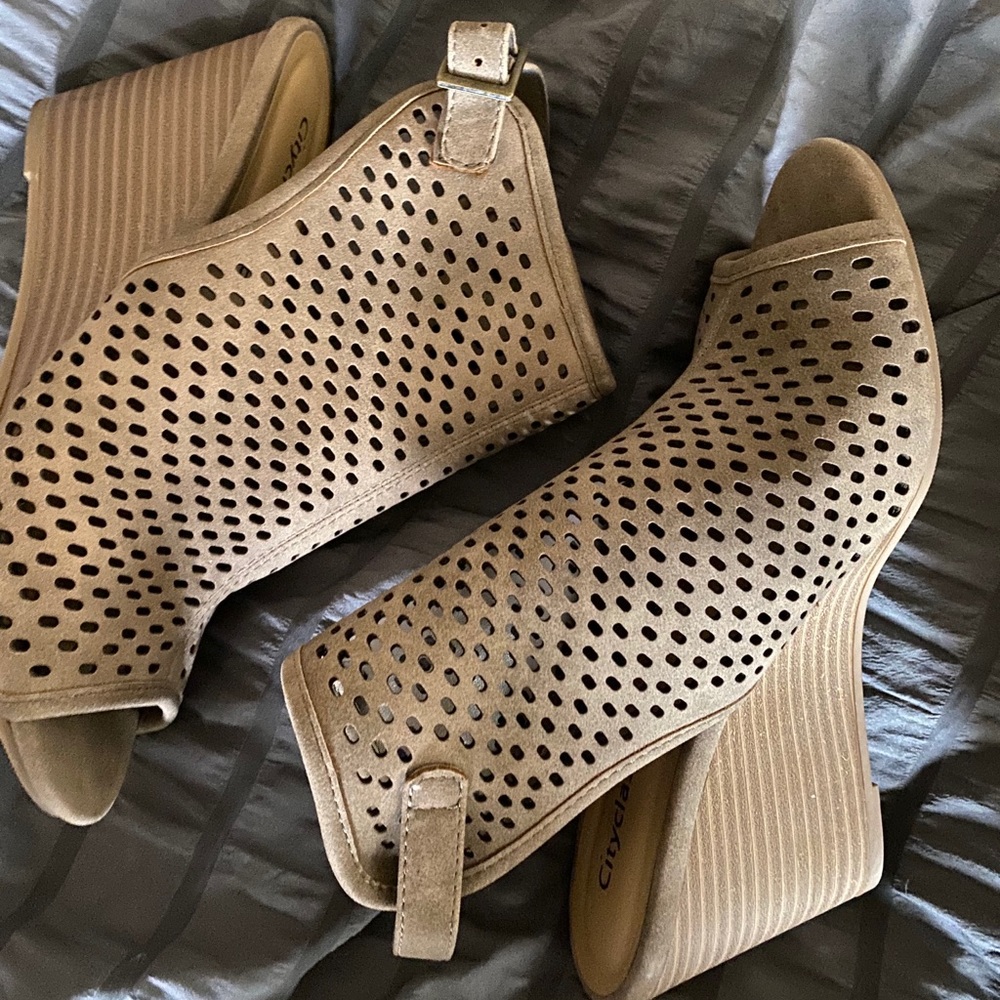 Peekaboo toe wedges, size 7